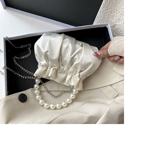 Elegante borsa a tracolla con tracolla a catena con perle