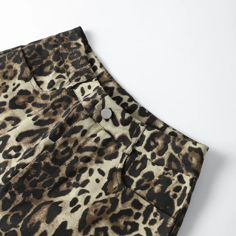 Pantaloncini con stampa leopardata